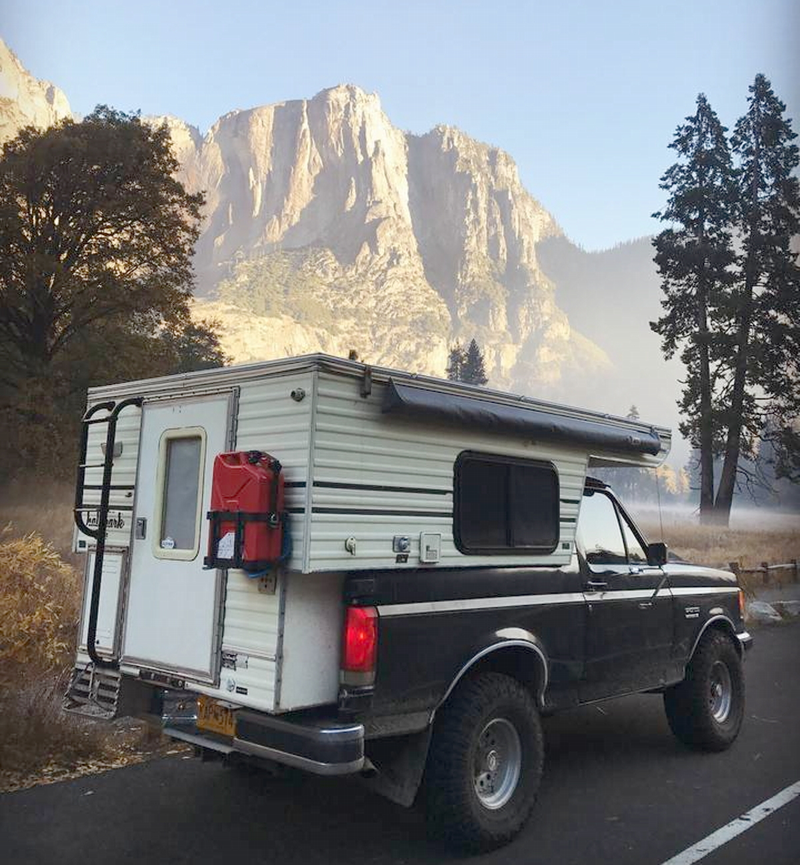 Illustration for article titled At $11,000, Would You Flip Your Lid Over This 1989 Ford Bronco Pop-Top Camper?